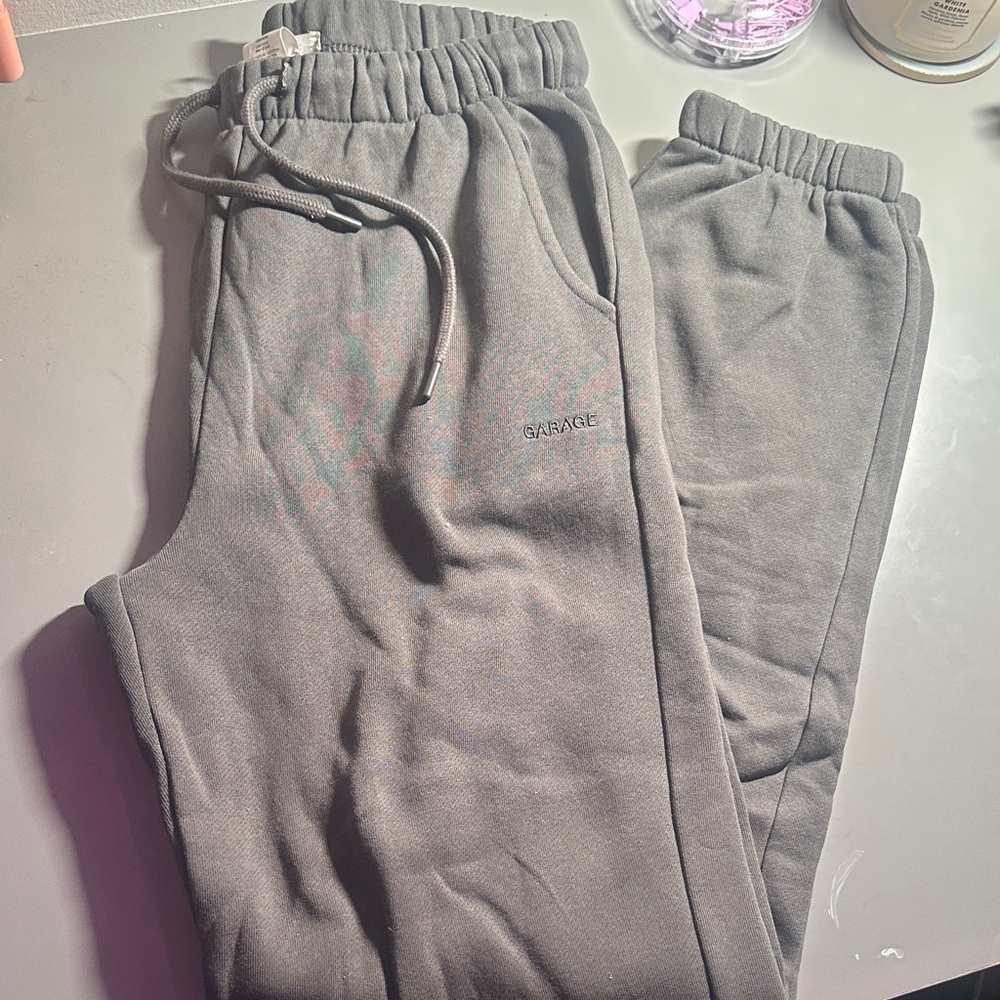 Grey Jogging garage